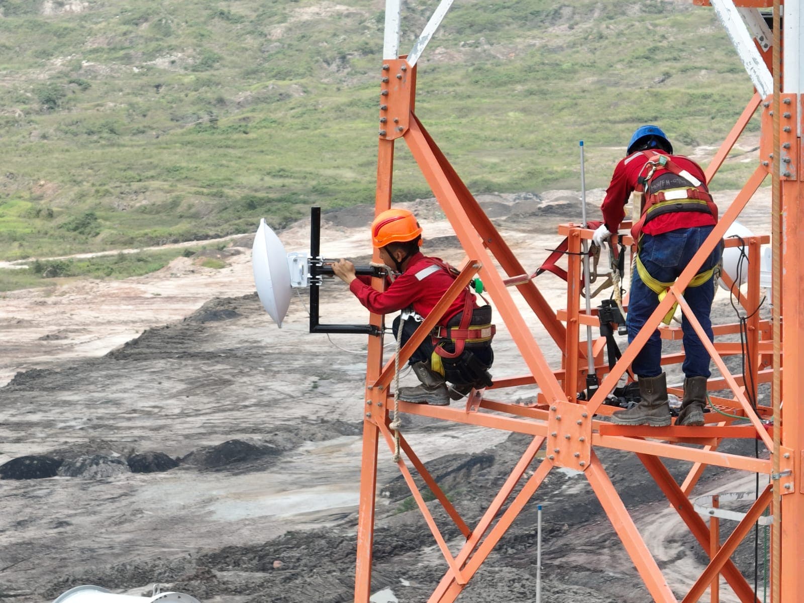Operasi Lapangan PT MKN - Alignment Microwave & Tower Maintenance
